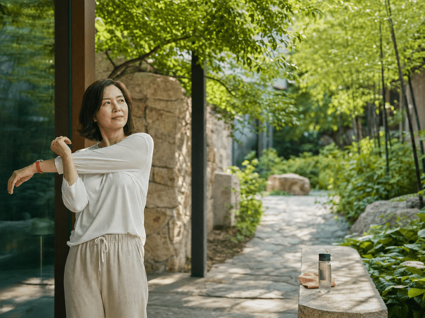 자연광 속에서 천천히 회복의 시간을 보내는 이용자